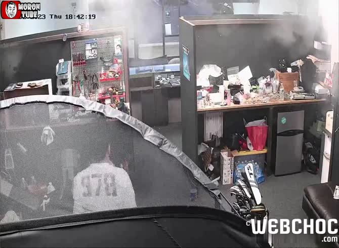 Video :A store owner protects his establishment from two robbers